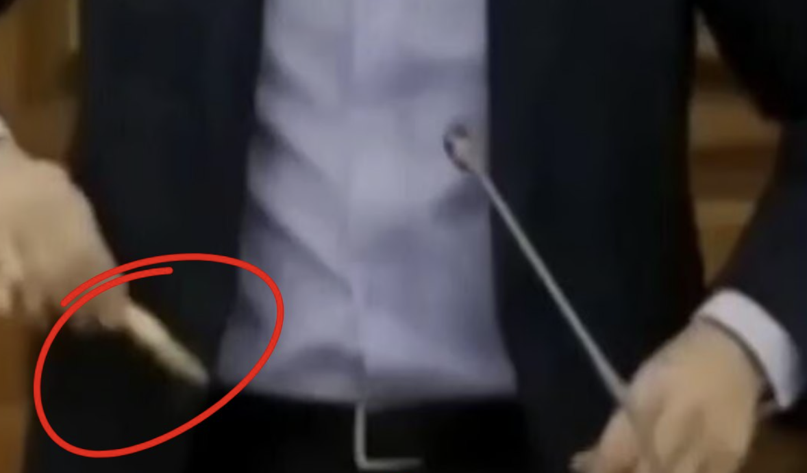 Stylo en or offert à tous : le vice-ministre iranien pris en flagrant vol en pleine négociation -vidéo-