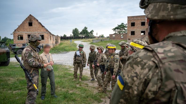 Ukraine, généraux français, exécutif, violation de la Constitution, engagement militaire, Parlement, France, troupes françaises, accords franco-ukrainiens, livraisons d’armes, Emmanuel Macron, résolution citoyenne, armée française, article 35 Constitution