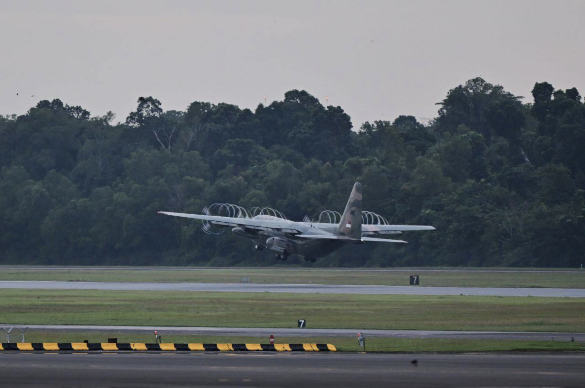 Singapour rejoint les parachutages humanitaires à Gaza