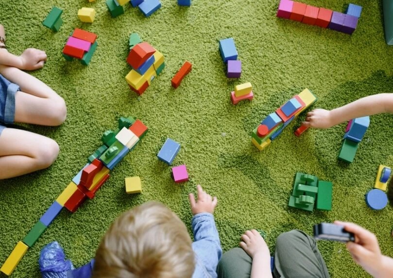 Horreur dans une crèche en Israël : Elle gavait les nourrissons en leur tenant la tête en bas