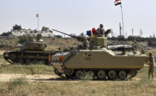 Pourquoi l’Égypte déploie des chars face à Gaza : entre dissuasion, influence et menaces latentes