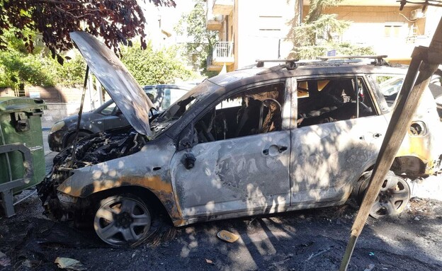 Voiture brûlée à Rehavia : l’image choc qui divise Israël et scandalise les familles d’otages