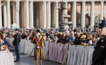 Scandale au Vatican : un soldat de la Garde suisse pontificale crache sur deux représentants juifs