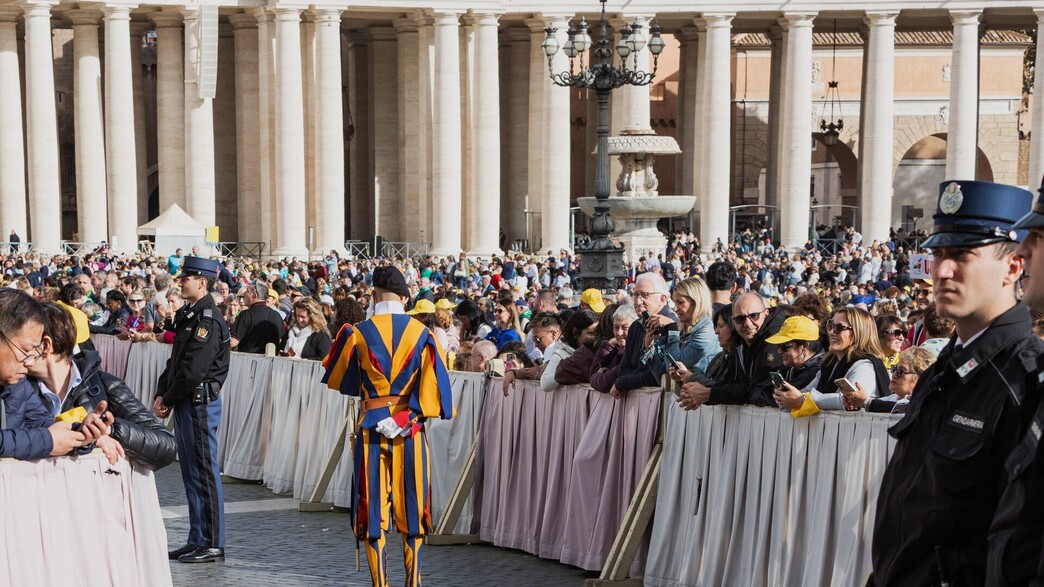 Scandale au Vatican : un soldat de la Garde suisse pontificale crache sur deux représentants juifs