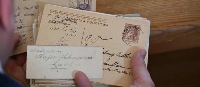 Des cartes postales volées par un nazi restituées 80 ans après : le trésor oublié d’une yeshiva polonaise