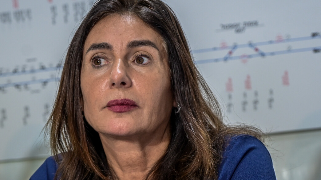 Titre percutant, puissant, cynique et 100% SEO : 10 000 NIS pour un SMS au volant : la nouvelle taxe déguisée d’un État englué dans ses embouteillages 5 hashtags : #Israël #Conduite #Amende #Transports #Embouteillages Mots clés séparés par une virgule : amende 10000 nis, téléphone au volant, loi miri regev, embouteillages israël, répression routière, transports en commun israël, congestion routière, rehovot bouchons, herzliya trafic, conducteurs israéliens, ministères transports israël, caméras routières israël