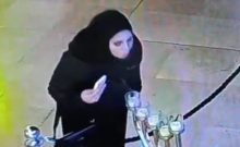Images choquantes à Tel Aviv : une musulmane éteint une ménorah de Hanoukka - VIDEO-