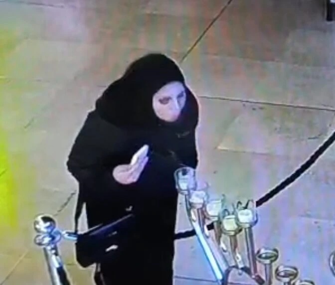 Images choquantes à Tel Aviv : une musulmane éteint une ménorah de Hanoukka - VIDEO-