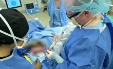 Pendant 8 h d’opération, elle récite des Tehillim : son chirurgien pose les téfilines le lendemain