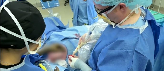 Pendant 8 h d’opération, elle récite des Tehillim : son chirurgien pose les téfilines le lendemain