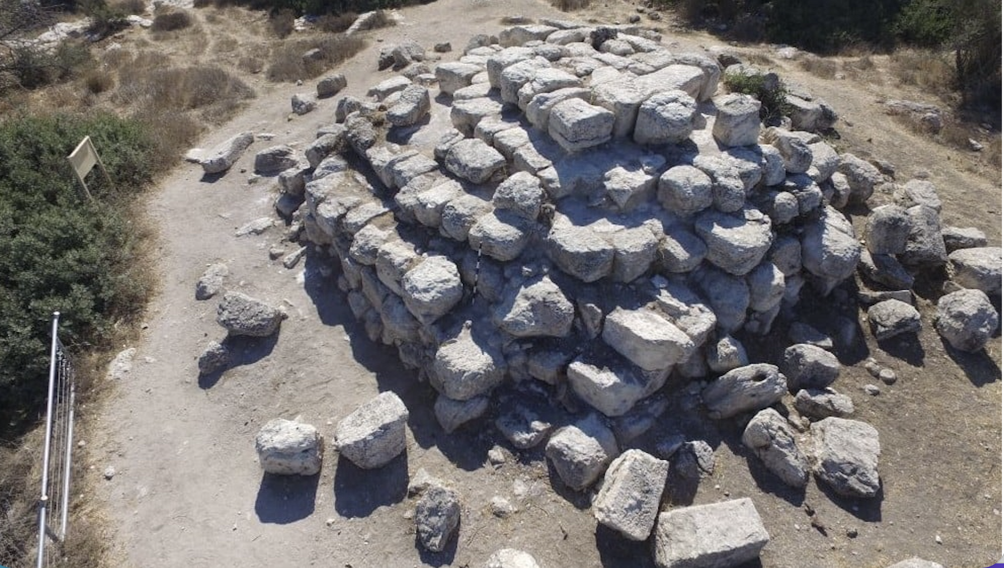 Une pyramide mystérieuse vieille de 2 200 ans découverte dans le désert de Judée