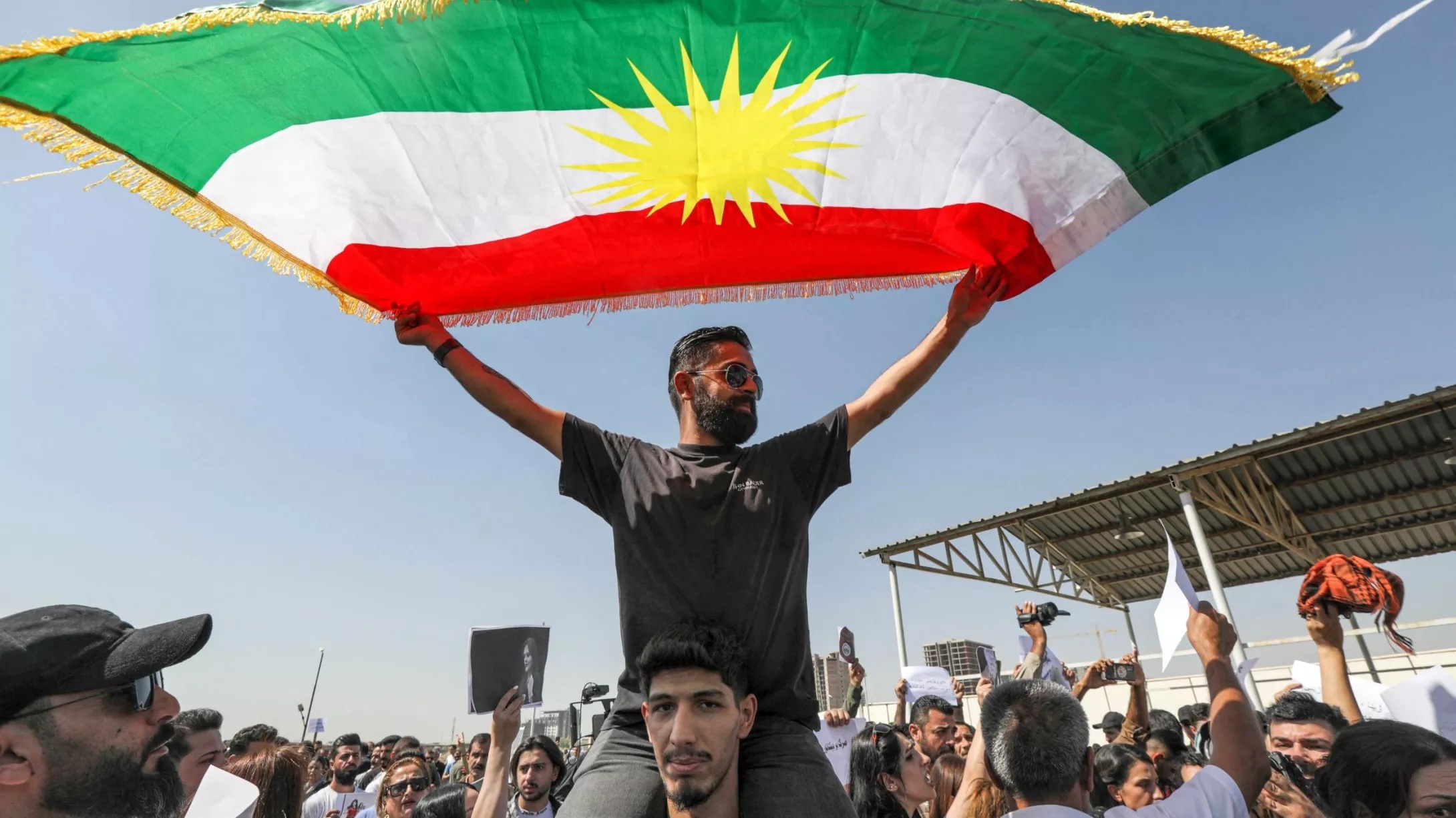 Iran en Feu : Les Kurdes S'emparent du QG IRGC à Kermanshah – Riyad Bloque les USA