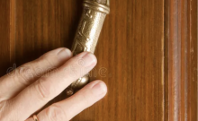 Mezouza interdite : un syndic piétine la liberté religieuse et s’expose aux sanctions du droit pénal