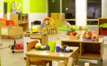 Crèche Mini Bambini à Petah Tikva : des nourrissons battus, une peine dérisoire et l’échec de la justice israélienne
