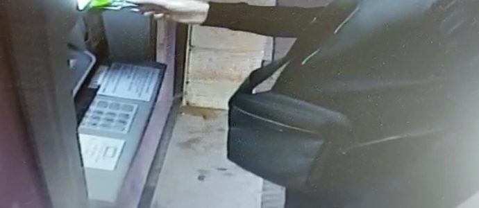 En Israël, un distributeur de billets dans son épicerie et 13 millions de NIS blanchis : fallait y penser
