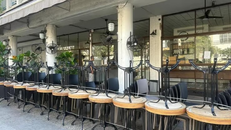 Des milliers de Palestiniens clandestins travaillent dans les restaurants : les patrons pris en otage