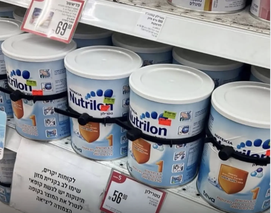 Une boîte de lait pour bébé sous antivol : le symbole choc de la vie trop chère en Israël