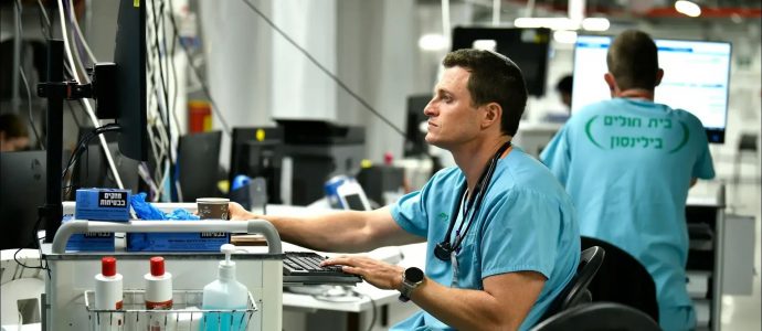 Fuite des médecins israéliens : chez Clalit, les départs à l'étranger ont presque quadruplé