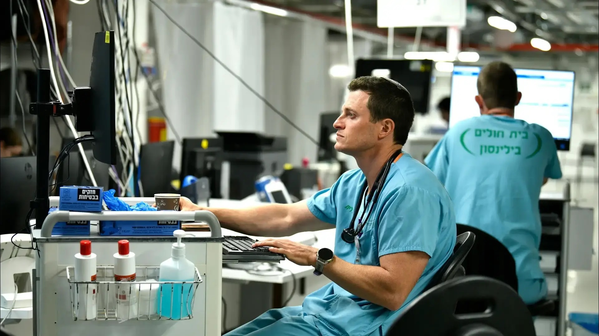 Fuite des médecins israéliens : chez Clalit, les départs à l'étranger ont presque quadruplé