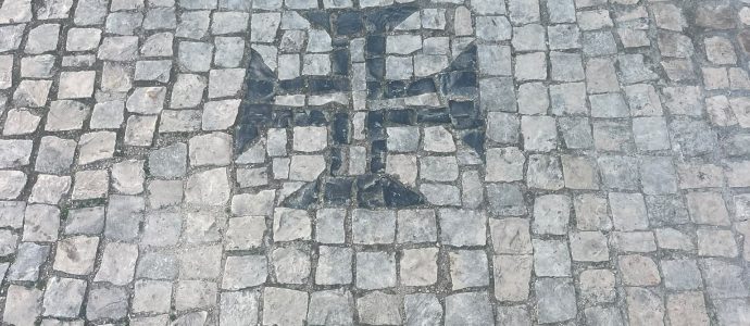 Paves des Templiers sur les trottoirs de Tomar au Portugal