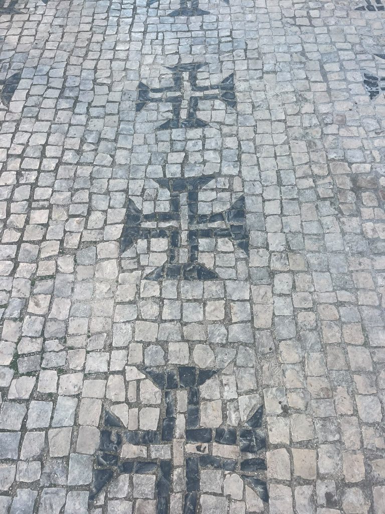 Paves des Templiers sur les trottoirs de Tomar au Portugal