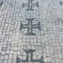 Paves des Templiers sur les trottoirs de Tomar au Portugal
