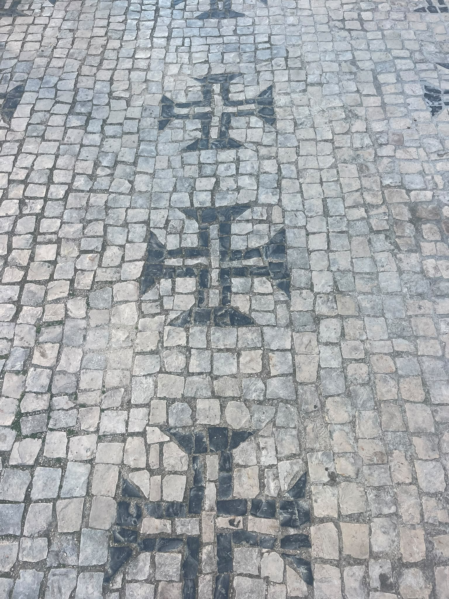 Paves des Templiers sur les trottoirs de Tomar au Portugal