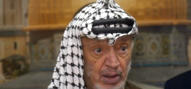 Le panneau au nom du chef terroriste Yasser Arafat arraché d’un arrêt de bus arabe en Israël