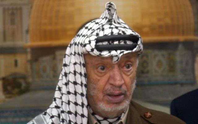Le panneau au nom du chef terroriste Yasser Arafat arraché d’un arrêt de bus arabe en Israël