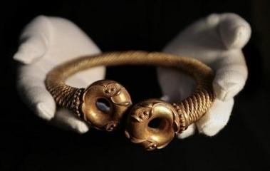 Un collier en or de l'âge de fer trouvé par un chercheur de métaux
