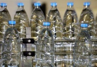 Des CV dans des packs d'eau minérale alsacienne