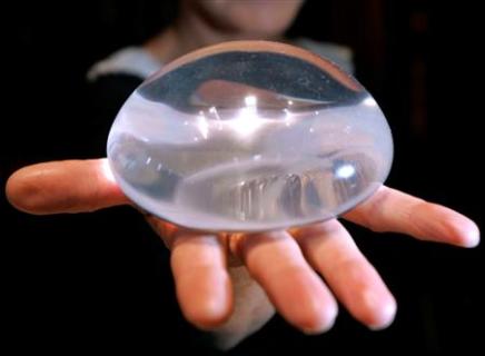 Une femme est morte à cause d'implants mammaires défectueux