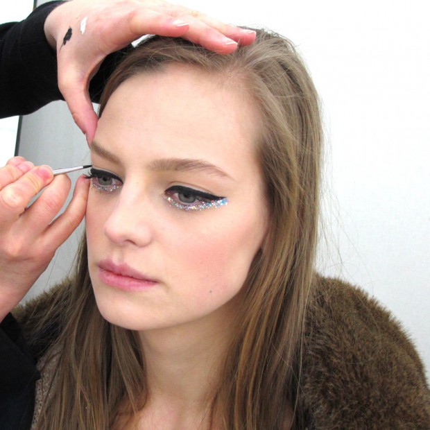 Comment adopter le maquillage hologramme de Chanel Haute Couture