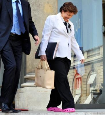 Qui ne connait pas les Crocs?? Bachelot en sabots roses au Conseil des ministres