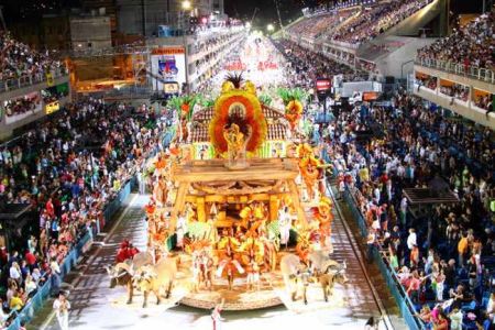 Les écoles de samba victimes d'un incendie acclamées au carnaval de Rio