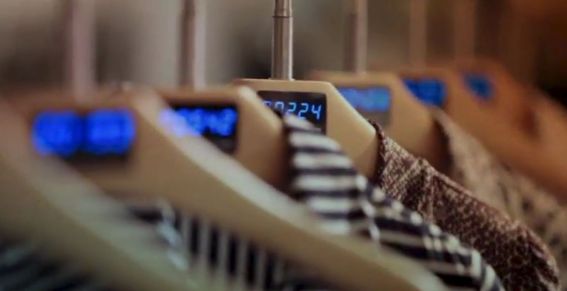 C&A innove avec Facebook. Des ceintres connectés à Facebook à Sao Paulo au Brésil.