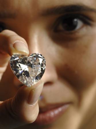 Un plombier repêche un diamant dans les toilettes