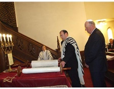  Le roi Harald visite une synagogue