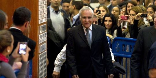 Israël: l'ancien président Moshé Katzav, condamné pour viols, a été écroué