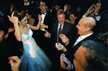 Liban : Kouchner arrive à Beyrouth... et s'invite à un mariage