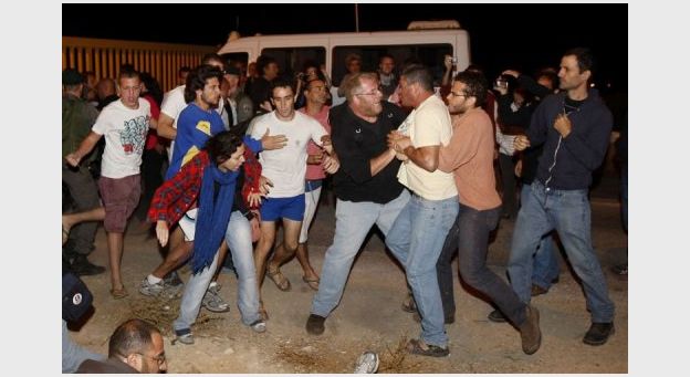 Israël: des militants pacifistes affrontent des Israeliens de droiteà coups de pierres