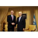 M. Papandréou s'entretient avec MM. Peres et Netanyahu