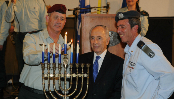 Le Président de l’État d’Israël Shimon Peres a passé le sixième soir de Hannouka ...