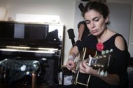Yael Naim plaide en chanson la cause d'Amnesty International avec 