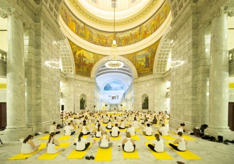 Lolë White Tour : un cours de yoga géant au Grand Palais